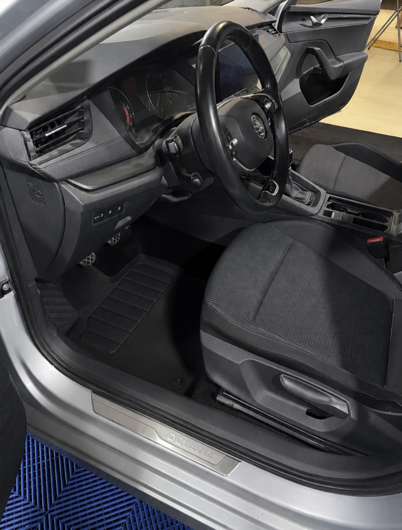 Cockpit und Fussraum nach der Reinigung