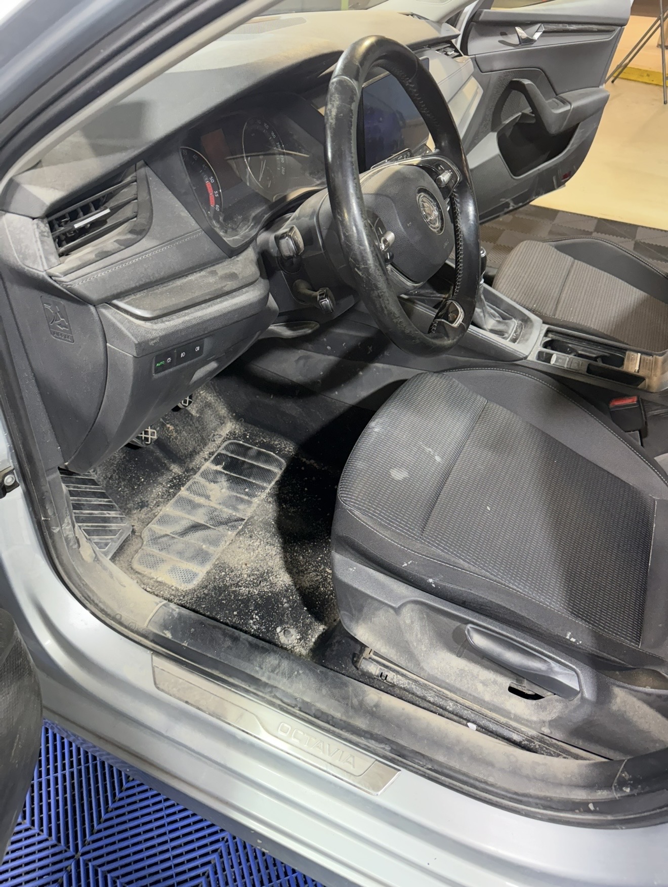 Cockpit und Fussraum vor der Reinigung