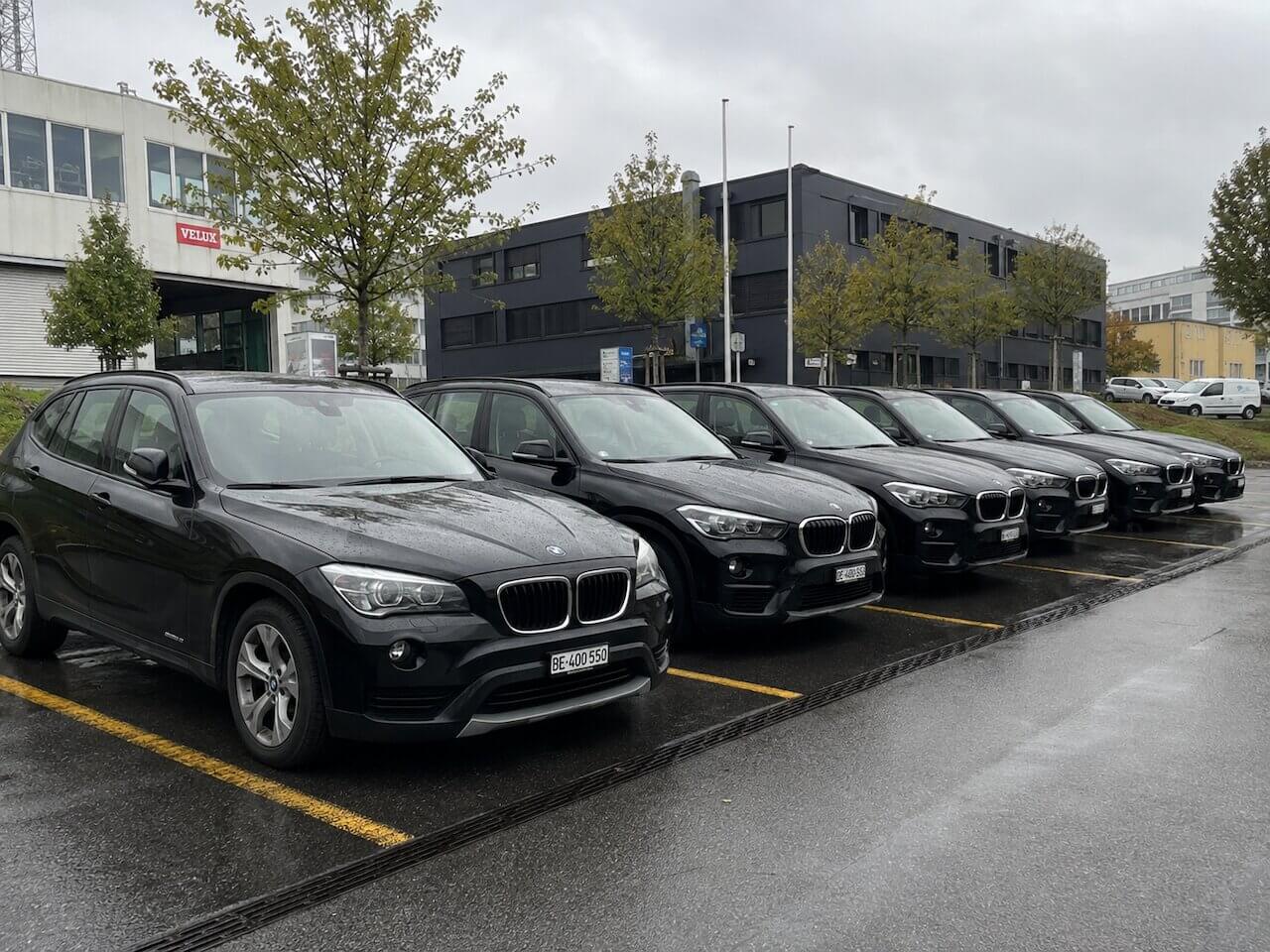 Firmenflotte schwarzer BMW X1 nach der Unterhaltspflege